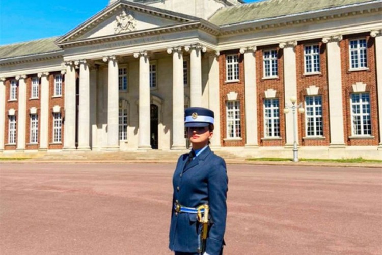 Jasmina Balta uspješno završila Kraljevsku vazduhoplovnu vojnu akademiju