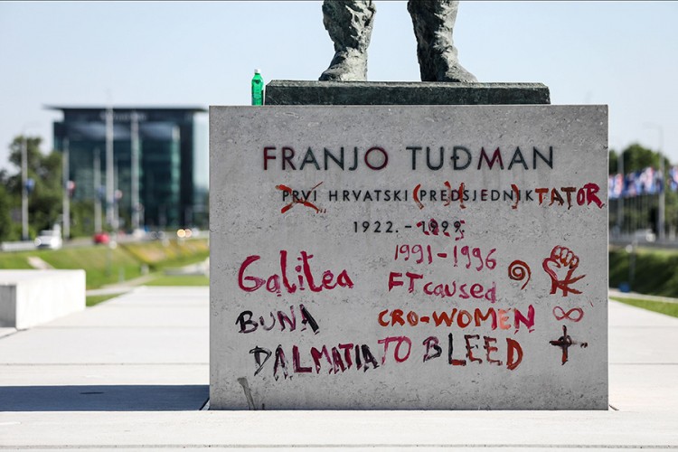 Na spomeniku Franji Tuđmanu osvanuo grafit "diktator"