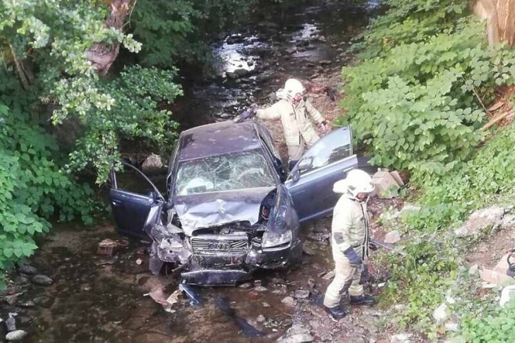 Audi sletio u potok, ima povrijeđenih, intervenisali i vatrogasci