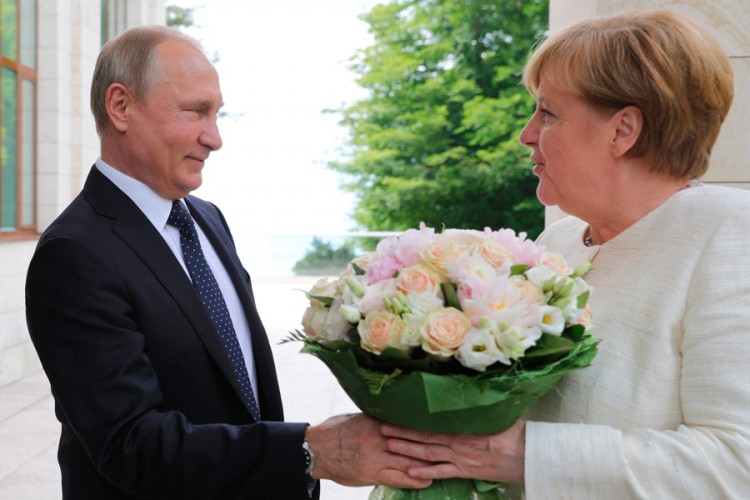 Merkel i Makron traže sastanak vrha Evropske unije i Putina