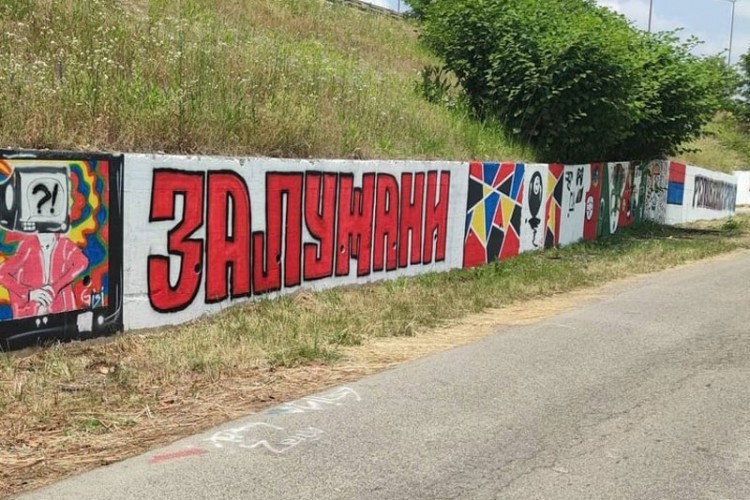 Kreativci iz Zalužana rodoljubivim grafitima ukrasili naselje