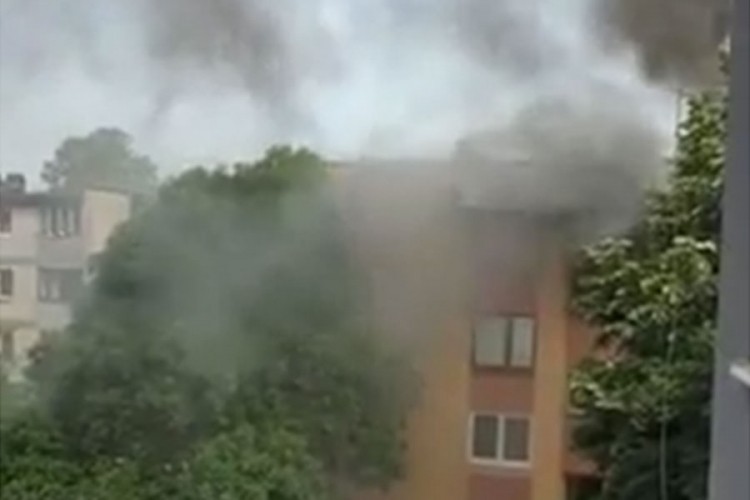Požar na Ilidži: Gori stan na posljednjem spratu zgrade