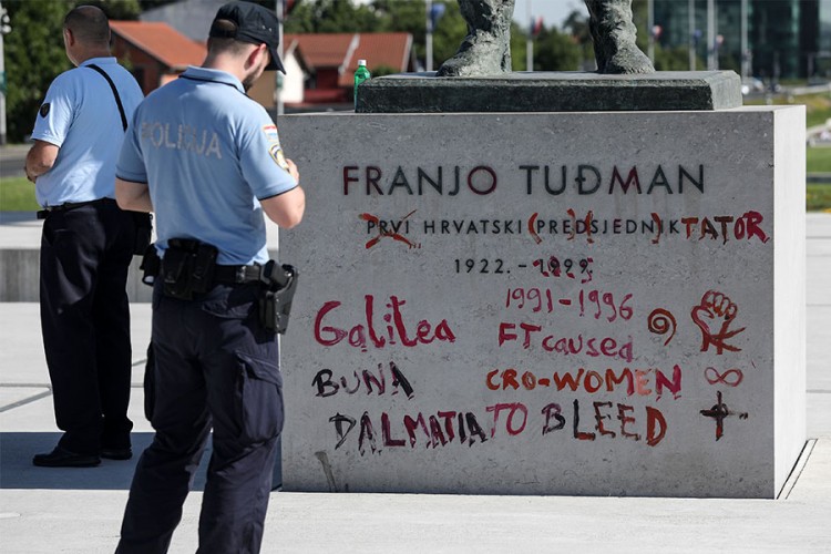 Žena išarala spomenik Franji Tuđmanu