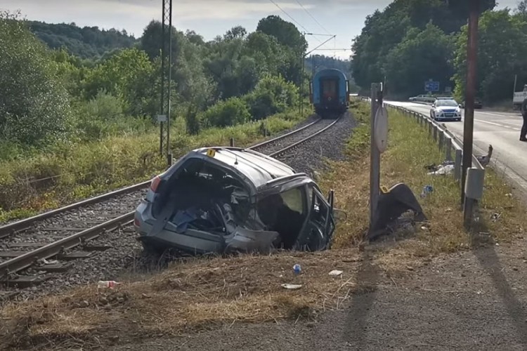Sudar voza i auta kod Prijedora, troje povrijeđenih
