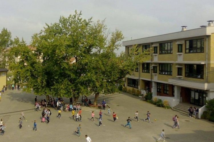 Bivši učenik donirao sredstva za obnovu najstarije škole u Bijeljini