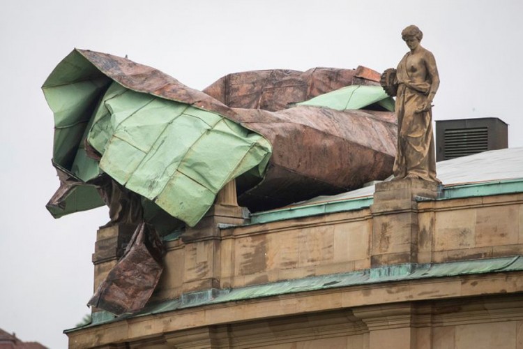Razorno nevrijeme u Njemačkoj: Vjetar rušio statue i "motao" krov