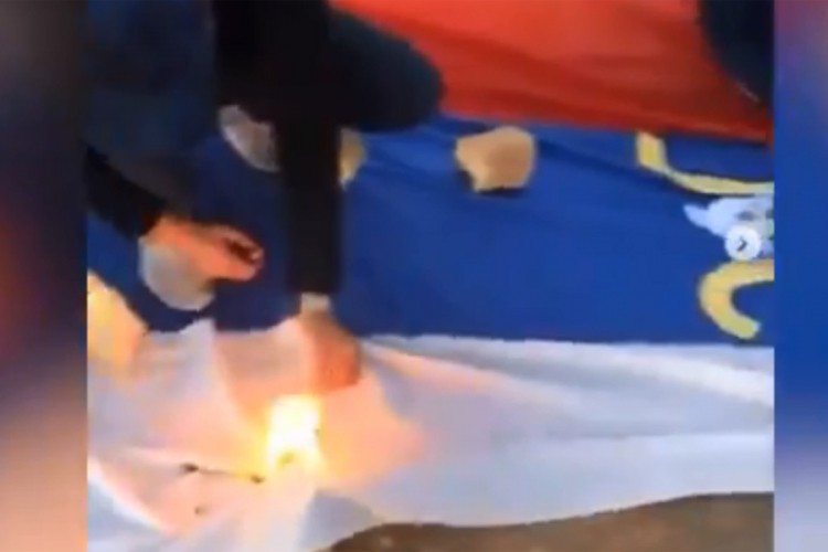 Pojavio se snimak paljenja zastave SPC iznad Gračanice
