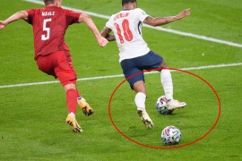 Danska poražena nakon sumnjivih situacija, Englezi s dvije lopte u finale