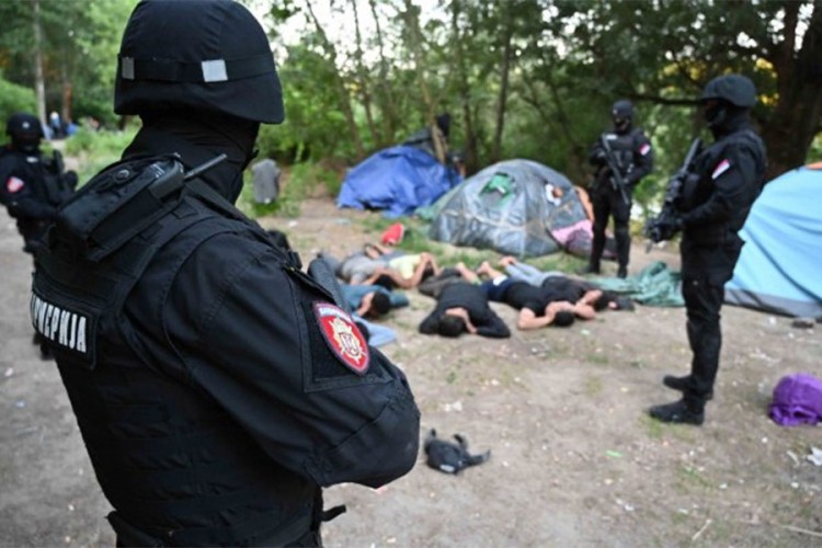 Otkriven ilegalni migrantski kamp, Vulin predvodio akciju