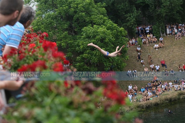 Skokovima sa Gradskog mosta počela manifestacija "Ljeto na Vrbasu"