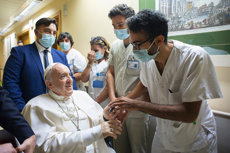 Papa u bolnici još nekoliko dana