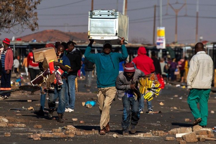 Vojska na ulicama, žestoki neredi u južnoafričkim gradovima