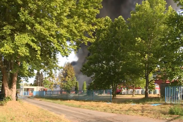 Epilog požara u Brčkom: Povrijeđeno više osoba, uključujući 10 vatrogasaca