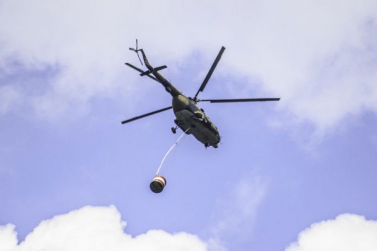 Helikopter OS gasi požar na području Kupresa