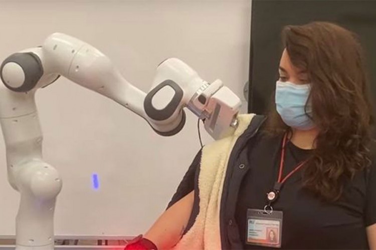Inteligentni robot pomaže ljudima da se obuku