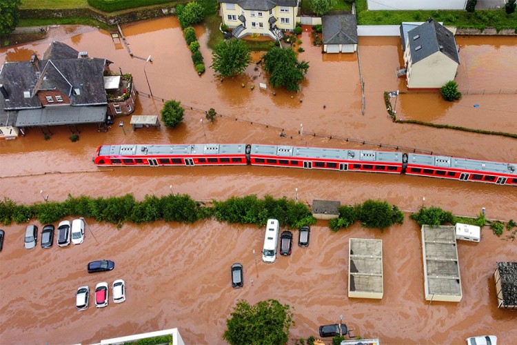 Evropa se bori sa poplavama: Raste broj poginulih, spasioce čekaju na krovovima