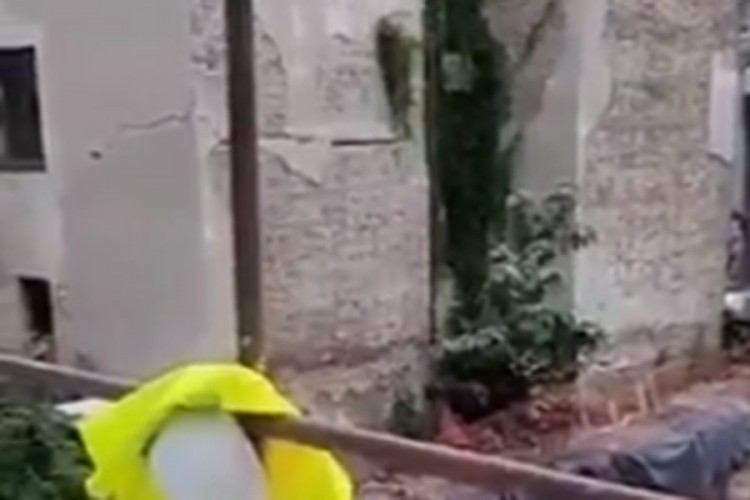 Jeziv snimak urušavanja zgrade u Beogradu: Zidovi pucaju, tlo nestaje