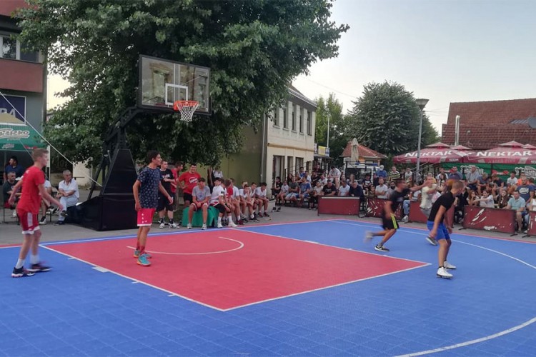Počeo turnir u uličnom basketu u Novom Gradu