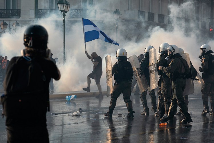 Protest zbog vakcinacije u Atini, sukobili se demonstranti i policija