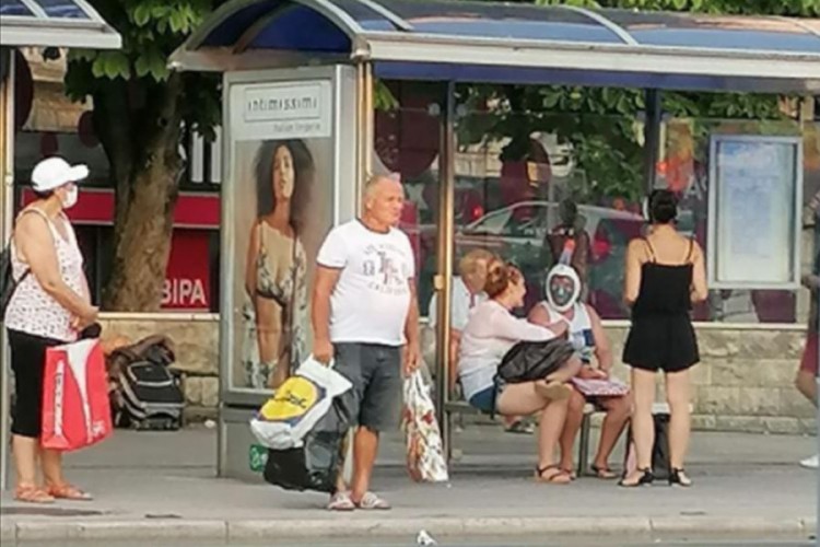 Fotografija sa autobuskog stajališta postala hit na Facebooku