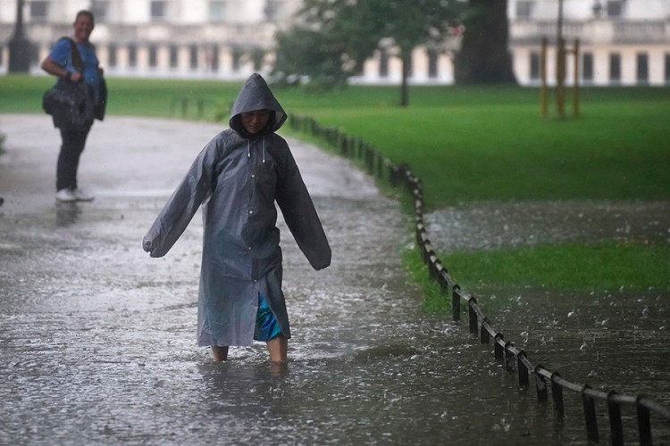 Kiša napravila probleme u Londonu: Poplavljena odjeljenja hitne pomoći