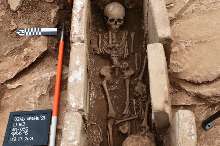 Arheolozi u Puli pronašli grobove i olovni antički sarkofag