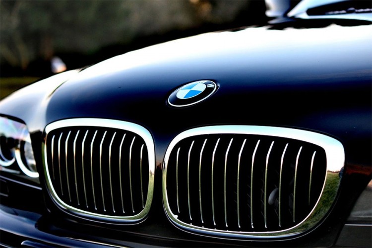 Fotografija BMW-a postala hit na zbog natpisa na tablici