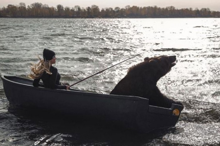 Snimak djevojke i medvjeda u čamcu postao hit: "Ponekad i vesla"