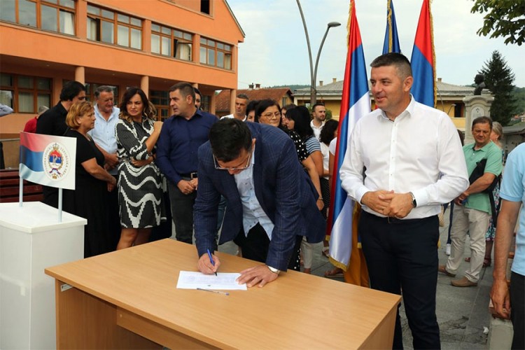 Peticija na trgu u Mrkonjić Gradu, potpisao i Tegeltija
