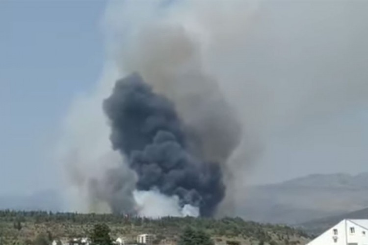 Veliki požar u Crnoj Gori, ugroženo naselje
