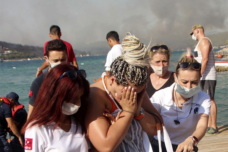 Evakuacija iz Bodruma zbog požara, turisti pohrlili ka spasilačkim brodovima