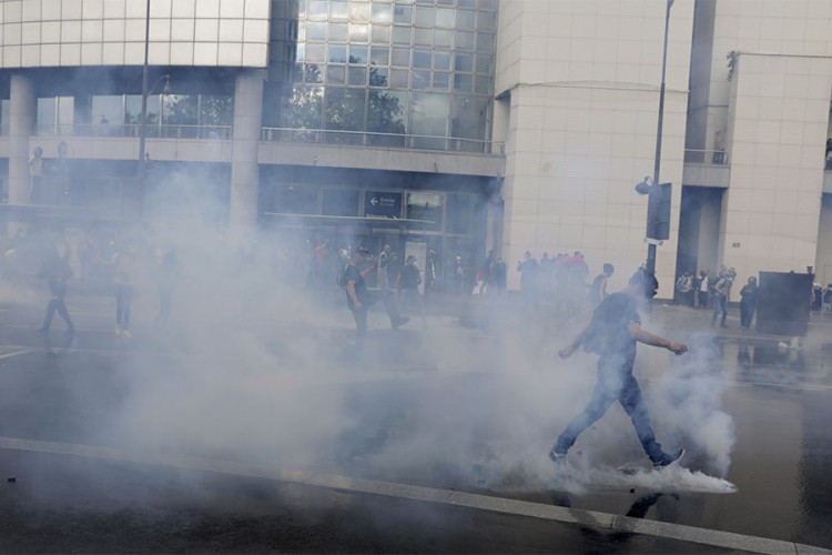 Sukobi demonstranata i policije u Parizu,  oblaci dima ispunili nebo