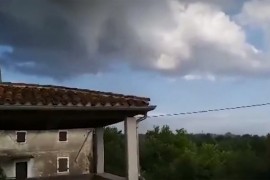 Tornado u Istri rušio stabla, oštetio i električni stub