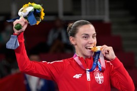Jovana Preković nosi zastavu Srbije na zatvaranju Igara