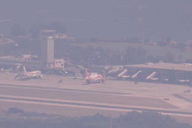 Zbog požara kod Trogira problemi na aerodromu u Splitu, avion nije mogao da sleti