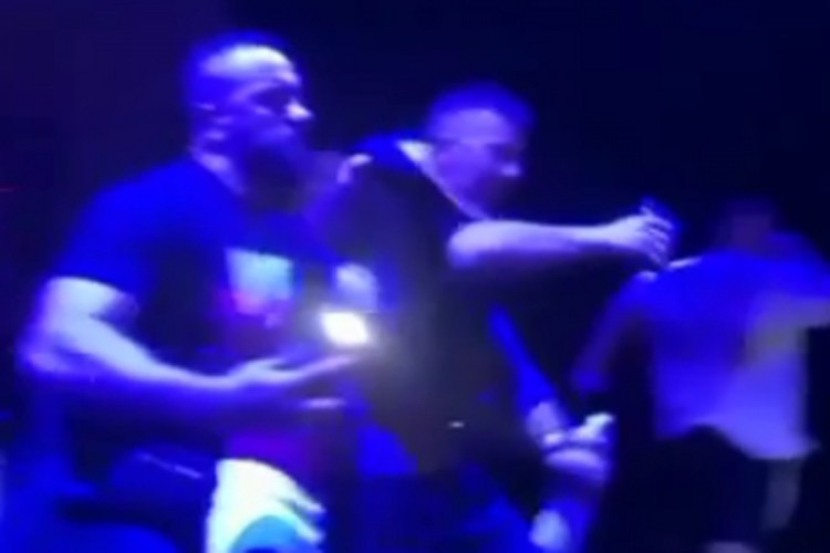 Snimak sa koncerta Jale i Bube: Obezbjeđenje bacilo mladića sa bine