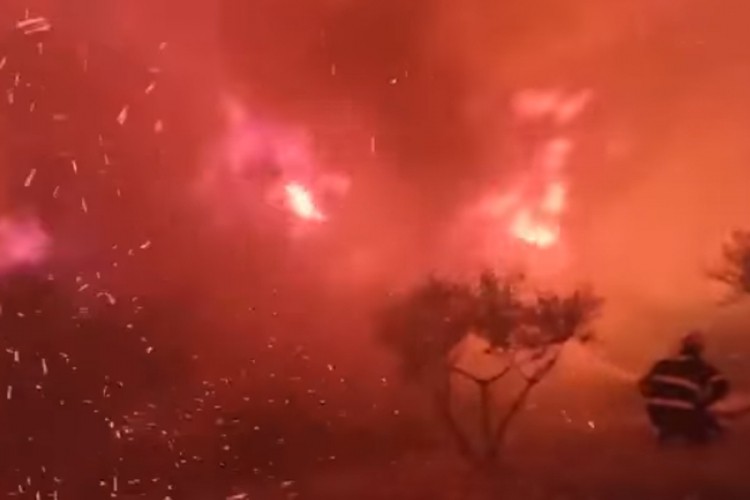 Vatrogasci objavili dramatičan snimak borbe s vatrom kod Trogira