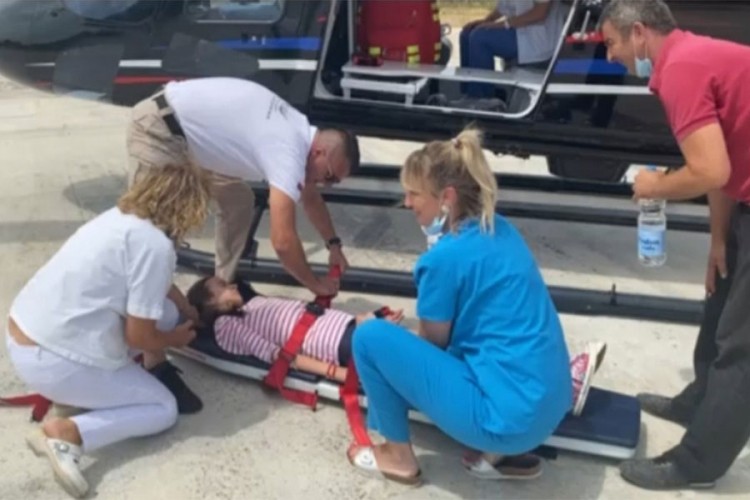 Djevojčica iz Berkovića u teškom stanju helikopterom prebačena na UKC RS