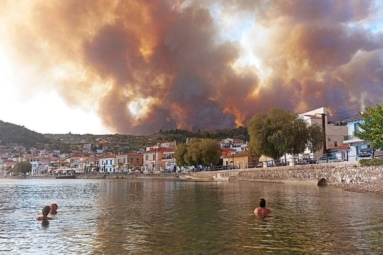 Požar se širi na ostrvu Evija, monasi neće da se evakuišu