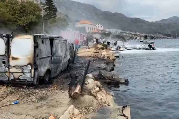 Pretakali gorivo kod Dubrovnika, izbio požar, izgorjeli gliseri, skuteri i vozila