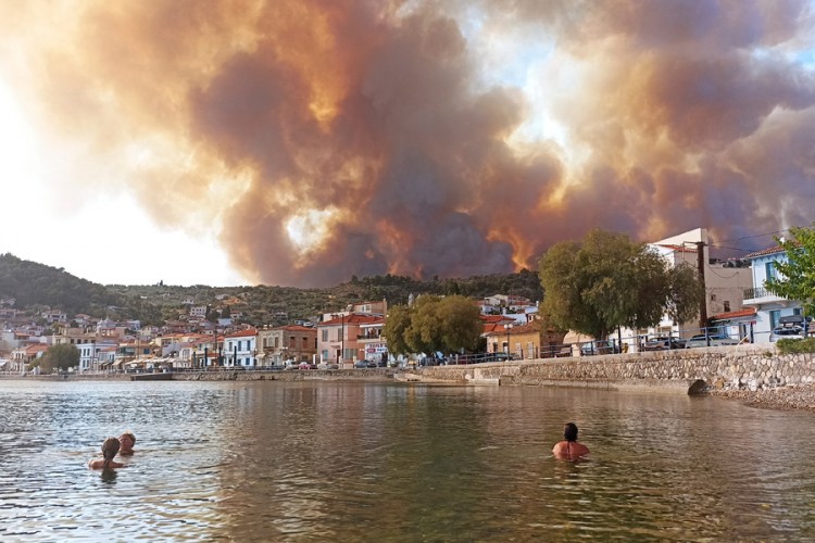 Evakuacija oko Atine, toplota i vjetar otežavaju gašenje