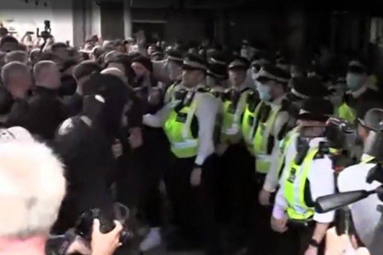 Antivakseri pokušali na silu da uđu u prostorije BBC