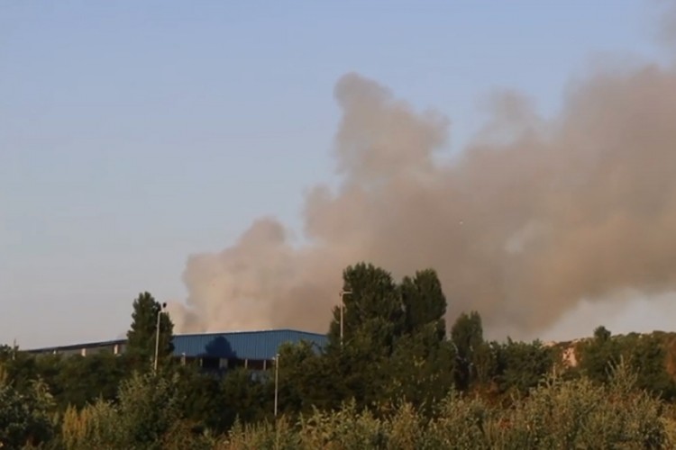 Gori deponija u Novom Sadu, na terenu veliki broj vatrogasaca