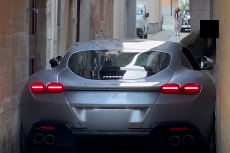 "Neprijateljske" italijanske ulice, Ferrari Roma se zaglavio