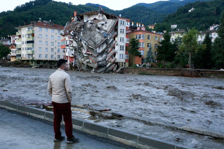 Pored požara, Turska se bori i s poplavama, raste broj poginulih