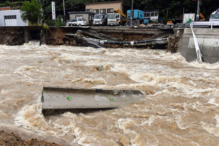 Četiri žrtve poplava i odrona u Japanu