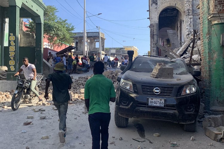 Potresne scene na Haitiju: Ispod ruševina izvlače preživjele, more preplavilo ulice