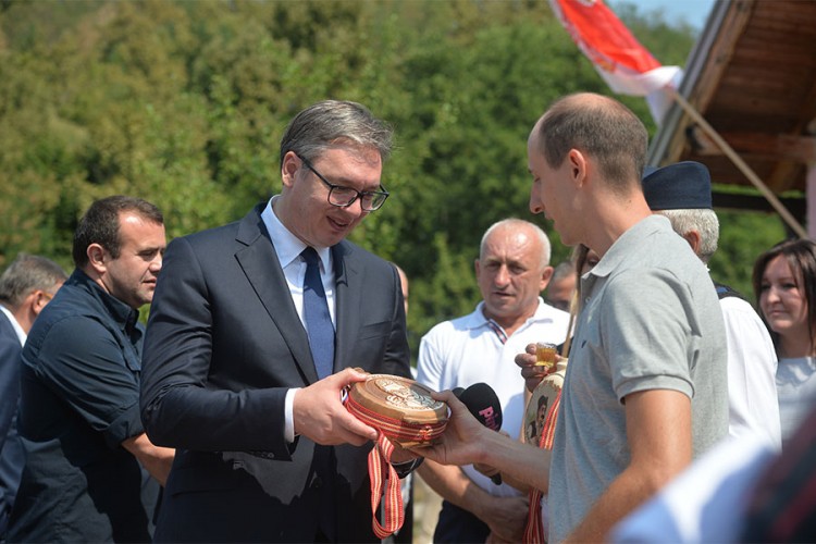 Vučić dobio izrezbarenu čuturu pa probao šljivovicu