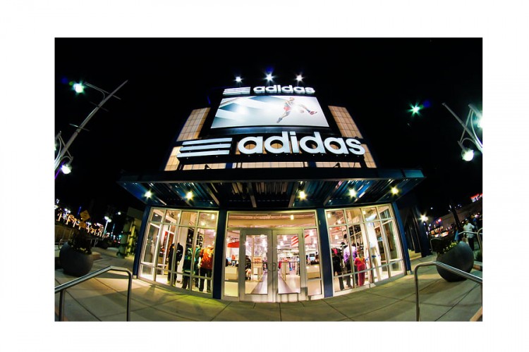 Da li ste znali da iz Srbije možete da trgujete cijenom akcija kompanija Adidas i Najk?