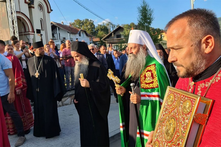 Patrijarh Porfirije prošetao ulicama Doboja: "Mir put srpskog pravoslavnog naroda"